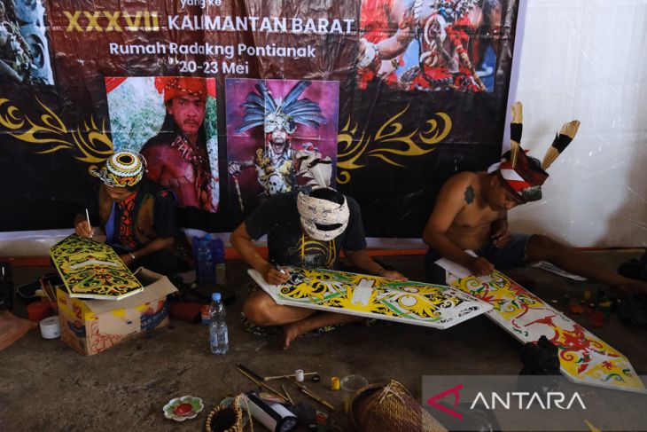 Lomba melukis perisai Dayak