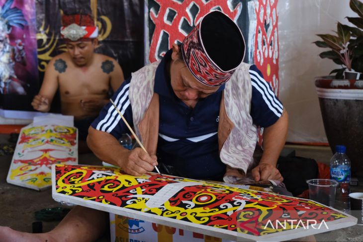 Lomba melukis perisai Dayak