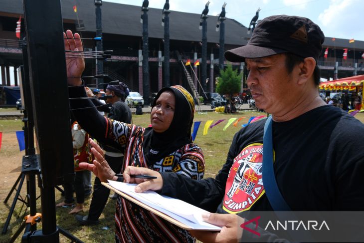 Lomba menyumpit Gawai Dayak