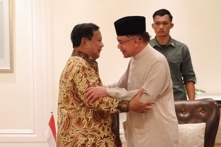 Minister Subianto discusses bilateral issues with Malaysian PM