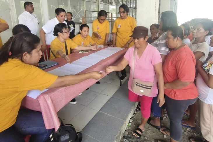 DKP Ambon salurkan bantuan ikan beku untuk 400 keluarga kurang mampu