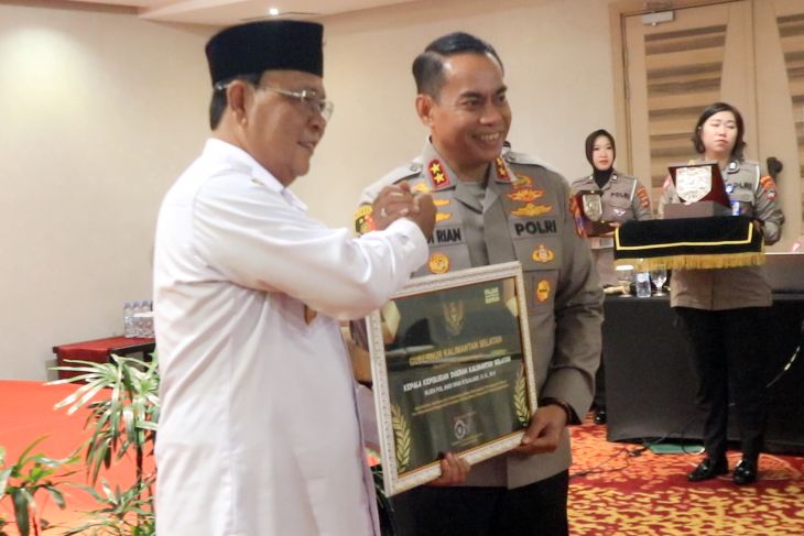 Gubernur Kalsel berikan penghargaan ke Kapolda Kalsel pada Rakor Tim Pembina Samsat