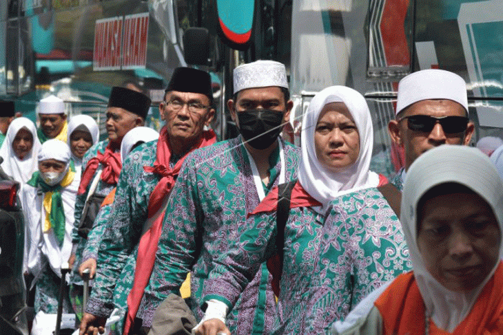 Jamaah calon haji tiba di asrama haji Bekasi