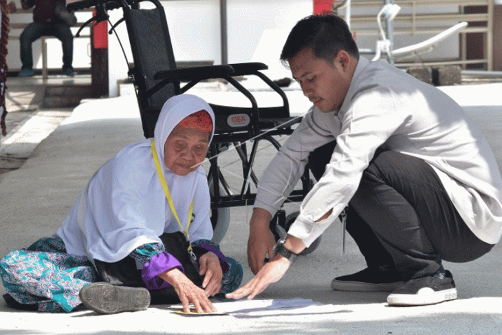 Jamaah calon haji tiba di asrama haji Bekasi