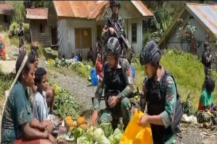 Prajurit TNI Yonif Raider 303 borong hasil bumi warga Beoga