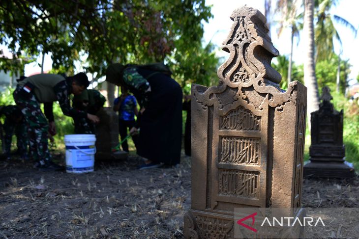 FOTO - Baksos Kodam IM selamatkan situs makam kuno