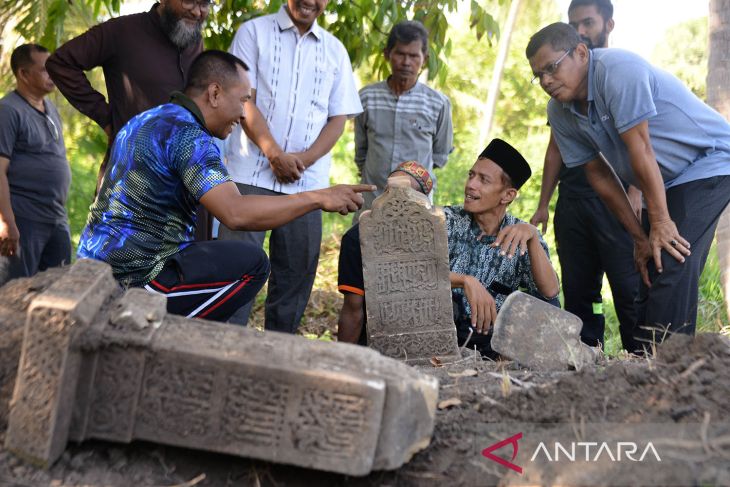 FOTO - Baksos Kodam IM selamatkan situs makam kuno