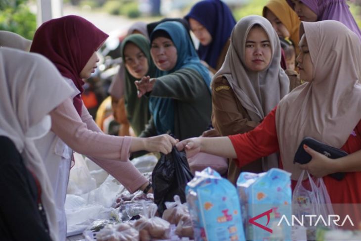 Pasar murah DKUKMPP Balangan diserbu warga Desa Gunung Batu