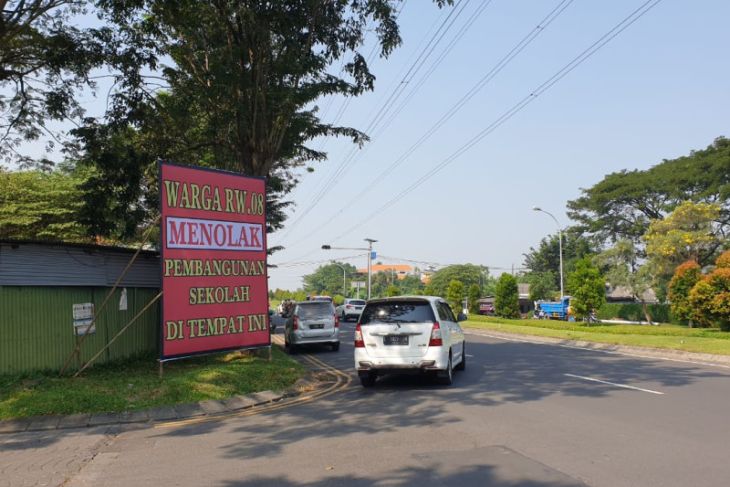 Sebabkan kemacetan, Warga Citraland Surabaya tolak pendirian sekolah logos