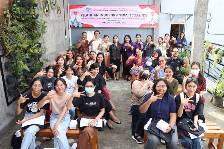 Disperindag - Dekranasda Denpasar latih IKM soal teknik ecoprint