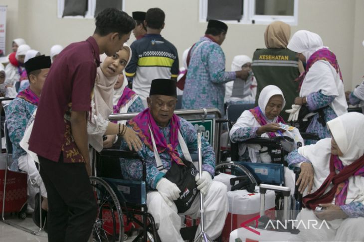 Jamaah calon haji tiba di Embarkasi Kertajati