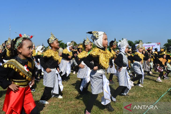 Gebyar tari massal anak TK di Madiun