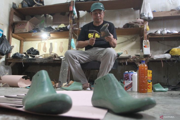 Produksi sepatu kulit ecoprint di Malang