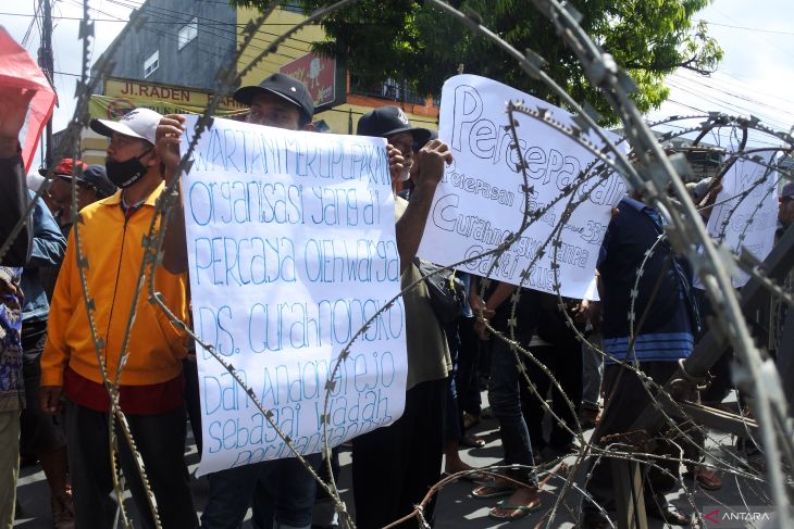 Unjuk rasa warga Desa Curahnongko
