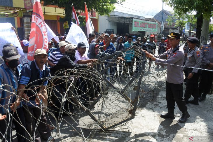 Unjuk rasa warga Desa Curahnongko