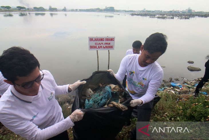 FOTO - Aksi Bersih Sampah PLN Peduli