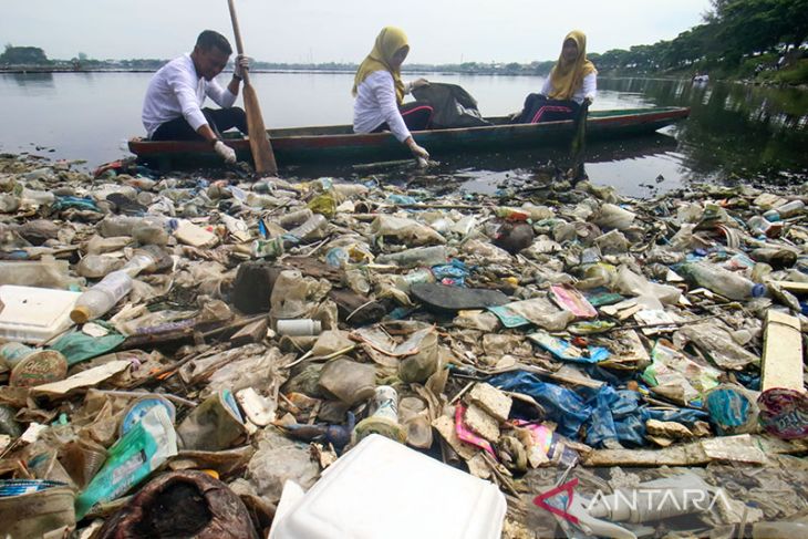 FOTO - Aksi Bersih Sampah PLN Peduli