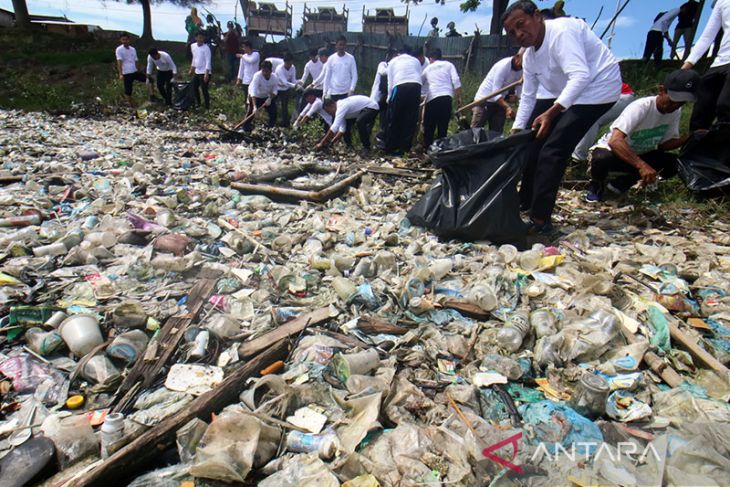 FOTO - Aksi Bersih Sampah PLN Peduli