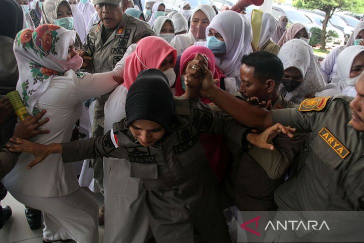 FOTO - Unjuk rasa pemberhentian honorer tenaga kesehatan