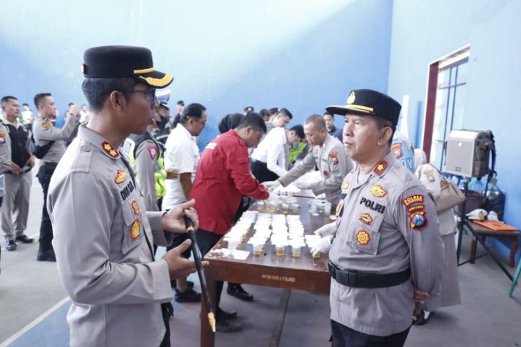 Kapolres Situbondo Gelar Tes Urine Dadakan Terhadap Ratusan Anggotanya Antara News Jawa Timur