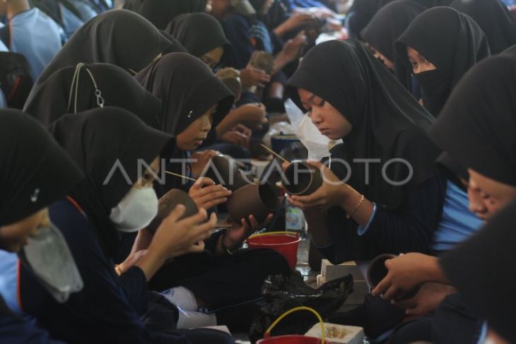 Siswa belajar membuat kerajinan gerabah