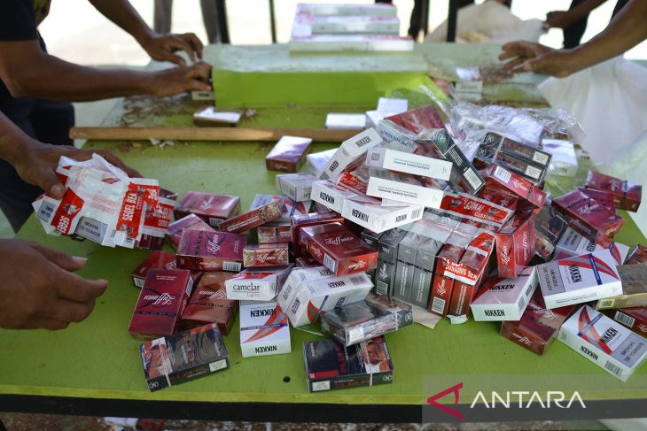 FOTO - Bea Cukai musnahkan rokok ilegal impor