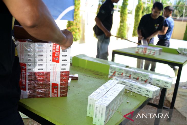 FOTO - Bea Cukai musnahkan rokok ilegal impor