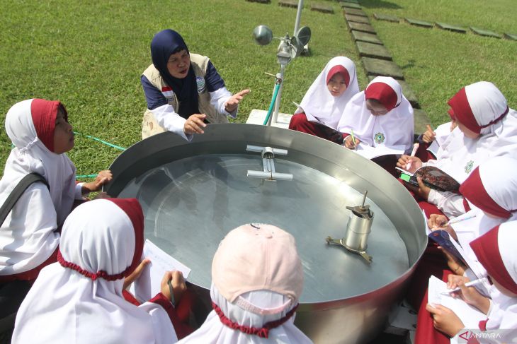 Pembelajaran tentang cuaca di BMKG Malang