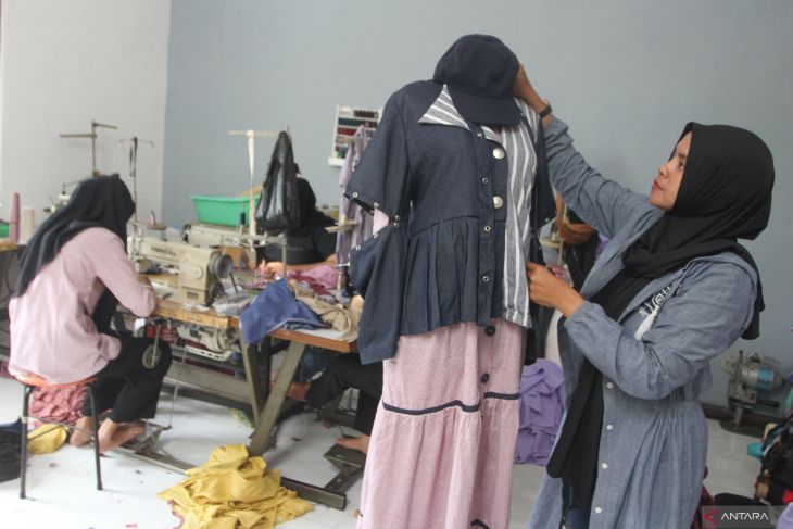 Perancang busana modest wear di Malang