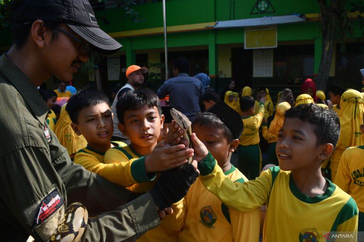 Edukasi ular pada murid di Madiun