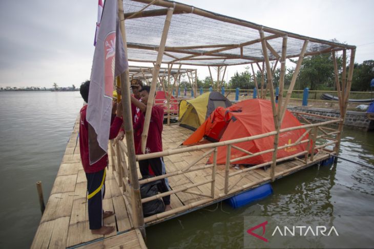 Kemah terapung Peran Saka