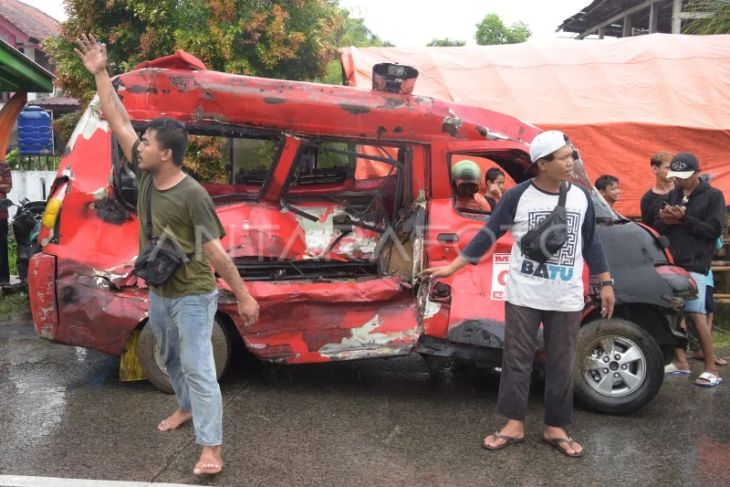 Angkot tertabrak KRL di Depok