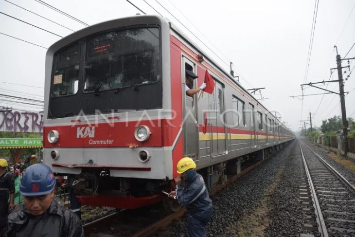 Angkot tertabrak KRL di Depok