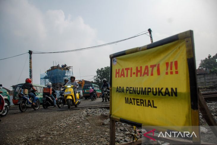 Proyek pembangunan jembatan layang Ciroyom