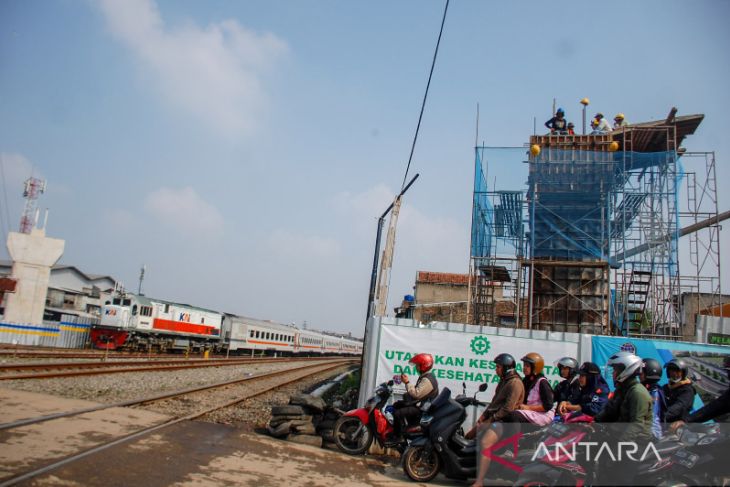 Proyek pembangunan jembatan layang Ciroyom