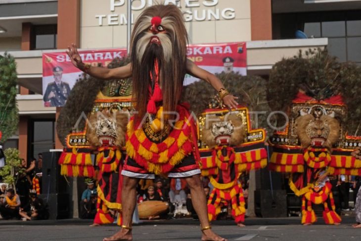 Pentas seni menyambut HUT Bhayangkara