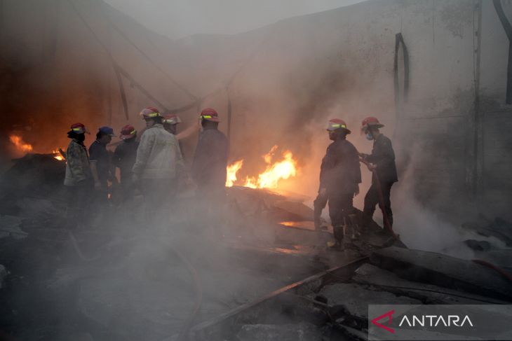 Kebakaran pabrik busa kasur di Sidoarjo