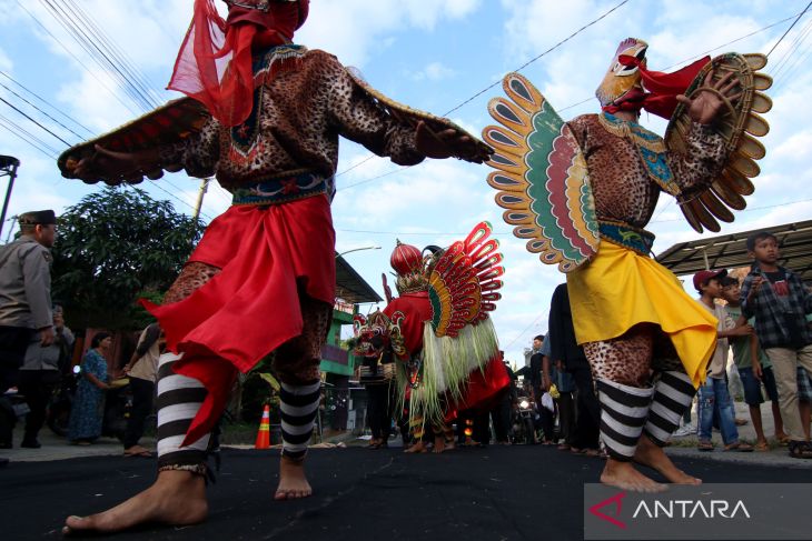 Pawai barong suku Osing