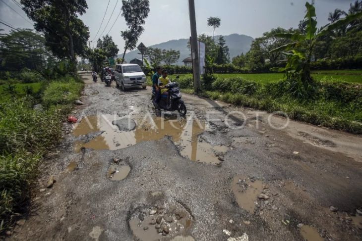 Akses jalur wisata rusak di Bogor