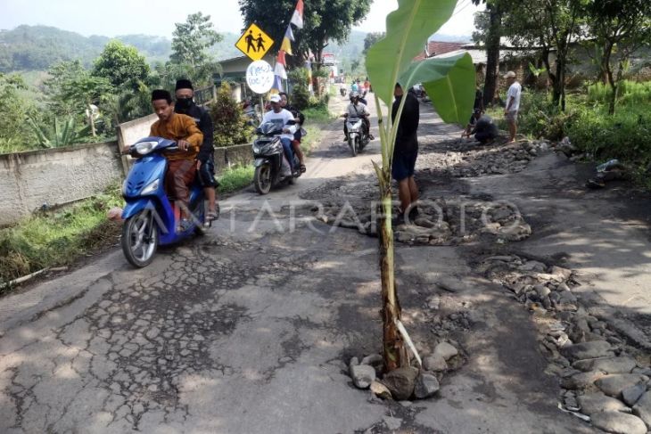 Akses jalur wisata rusak di Bogor