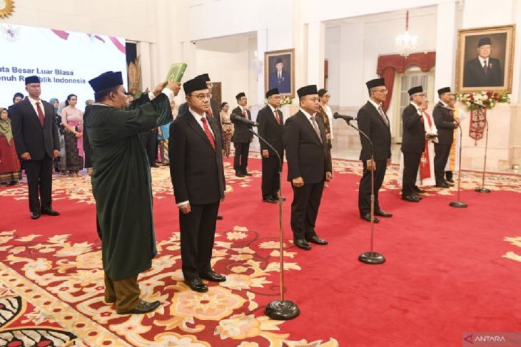 Joko Widodo lantik 12 Duta Besar RI