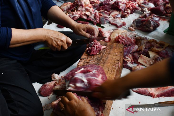 Pembagian daging kurban di Madiun