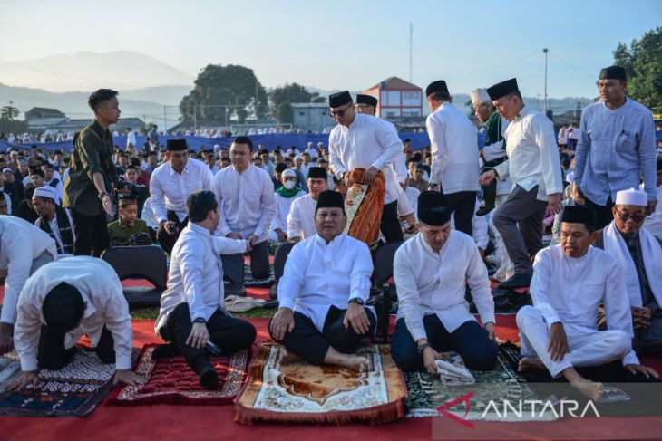 Menteri Pertahanan Prabowo Subianto shalat Idul Adha di Cikalong Wetan
