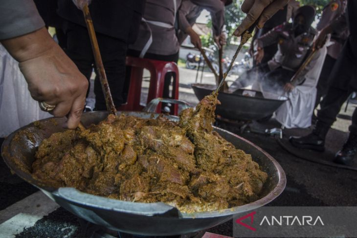 Pembagian rendang di Polres Cimahi