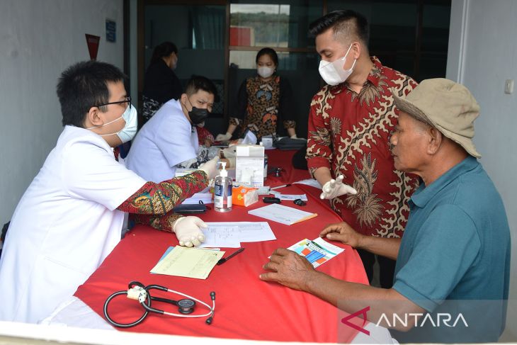 FOTO - Pengobatan gratis Kapal Rumah Sakit Laksamana Malahayati