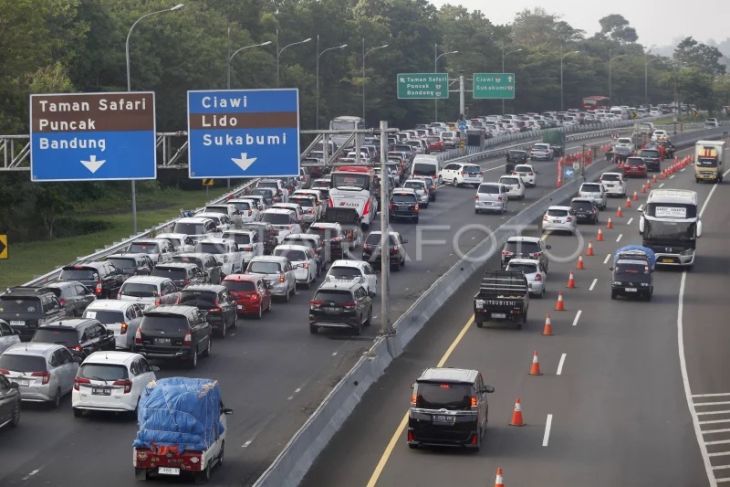Puncak kepadatan lalu lintas saat liburan Idul Adha di Puncak Bogor