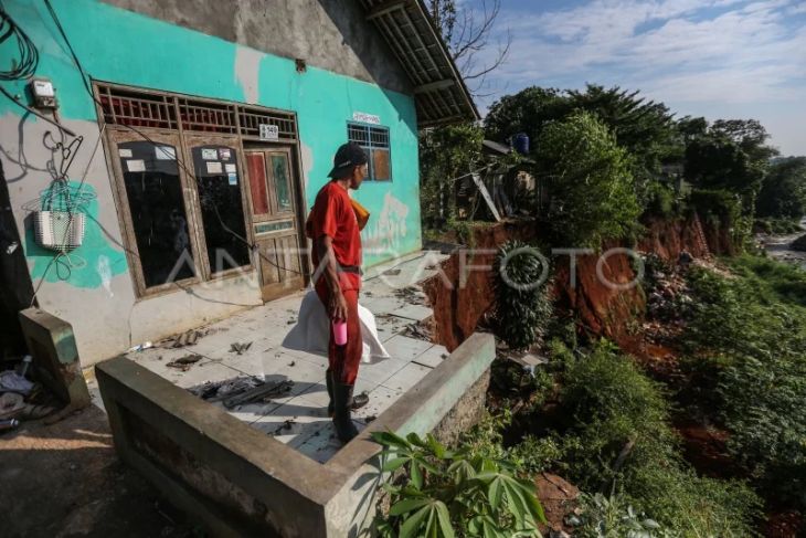 Rumah warga terdampak longsor di Depok