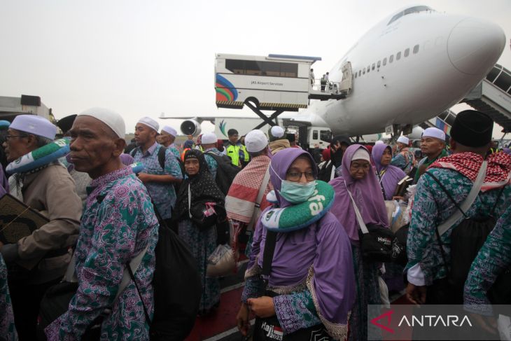 Kedatangan jamaah haji pertama di Surabaya