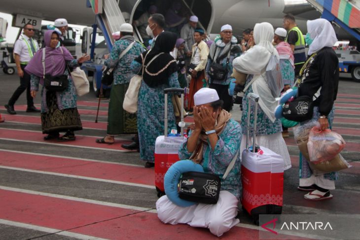 Kedatangan jamaah haji pertama di Surabaya