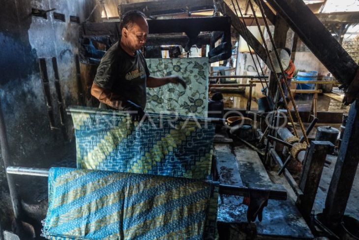 Produk kain batik dengan pewarna bahan alami